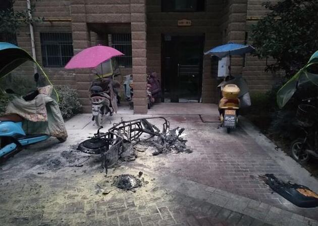 电动车凌晨自燃爆炸 小区保安冒严寒将火扑灭