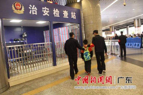 幼童独自乘车错过站 铁路保安帮忙寻亲