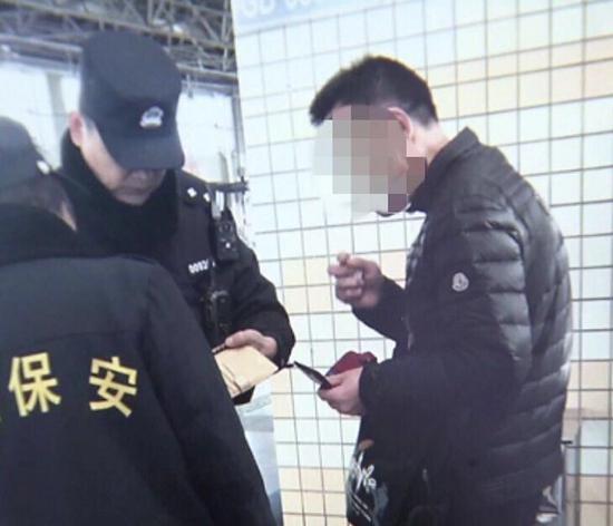 沪轨交三号线一男子鬼鬼祟祟 保安火眼金睛识惯偷